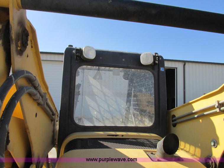 image for item J8737 2004 Komatsu SK820 skid steer