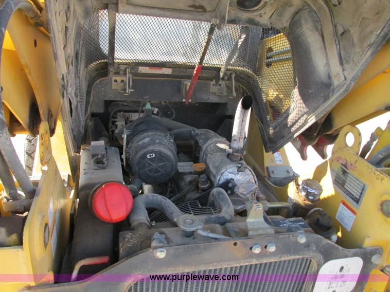 image for item J8737 2004 Komatsu SK820 skid steer