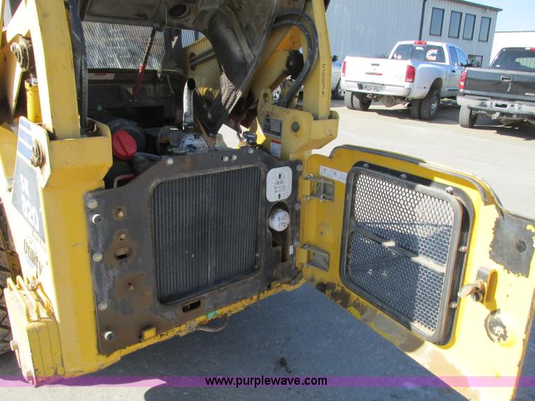 image for item J8737 2004 Komatsu SK820 skid steer