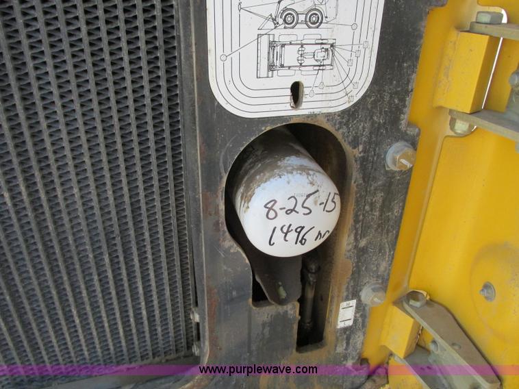 image for item J8737 2004 Komatsu SK820 skid steer