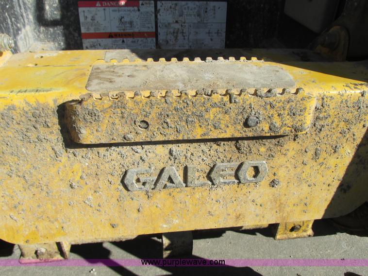 image for item J8737 2004 Komatsu SK820 skid steer