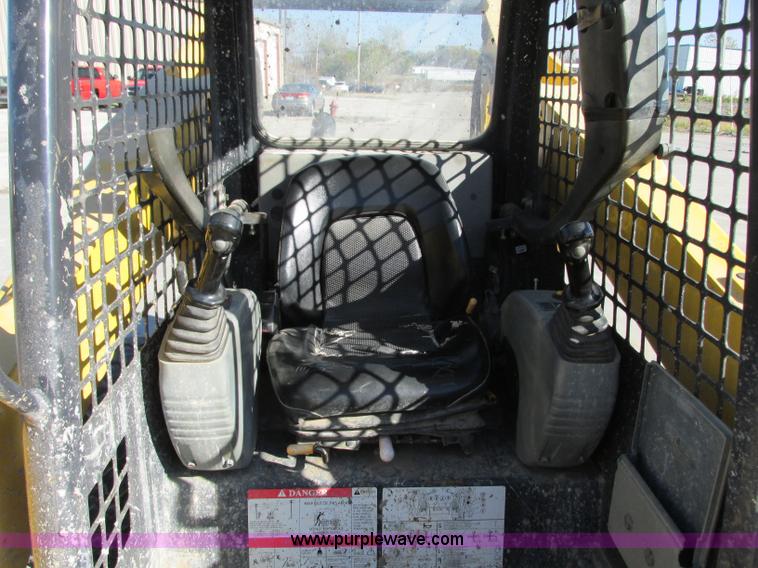 image for item J8737 2004 Komatsu SK820 skid steer