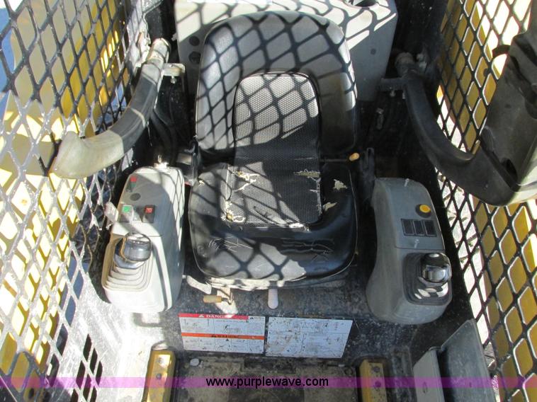 image for item J8737 2004 Komatsu SK820 skid steer