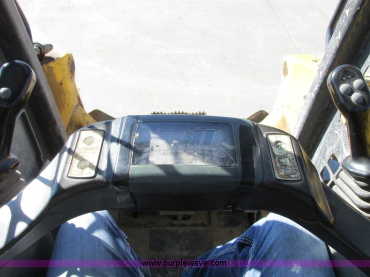image for item J8737 2004 Komatsu SK820 skid steer