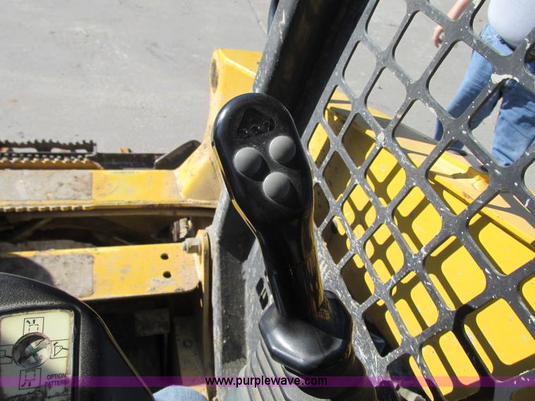 image for item J8737 2004 Komatsu SK820 skid steer