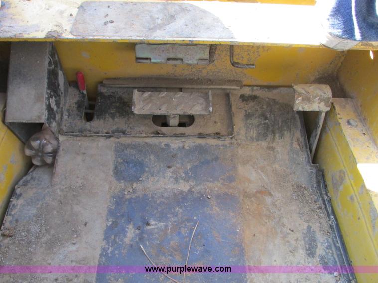 image for item J8737 2004 Komatsu SK820 skid steer