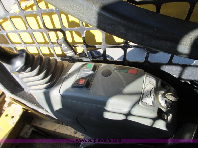 image for item J8737 2004 Komatsu SK820 skid steer