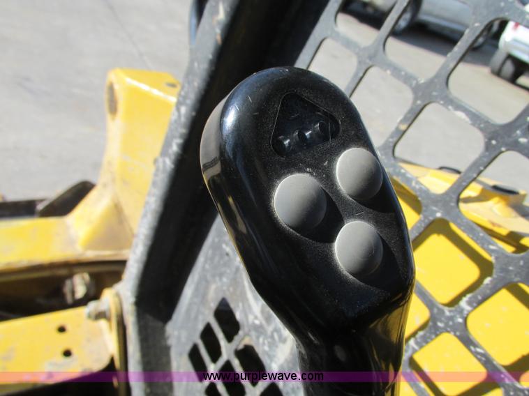 image for item J8737 2004 Komatsu SK820 skid steer