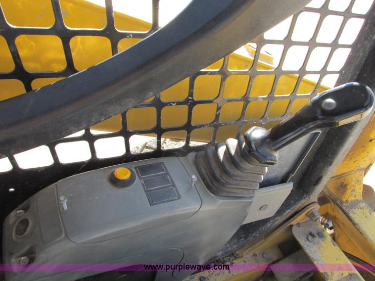 image for item J8737 2004 Komatsu SK820 skid steer