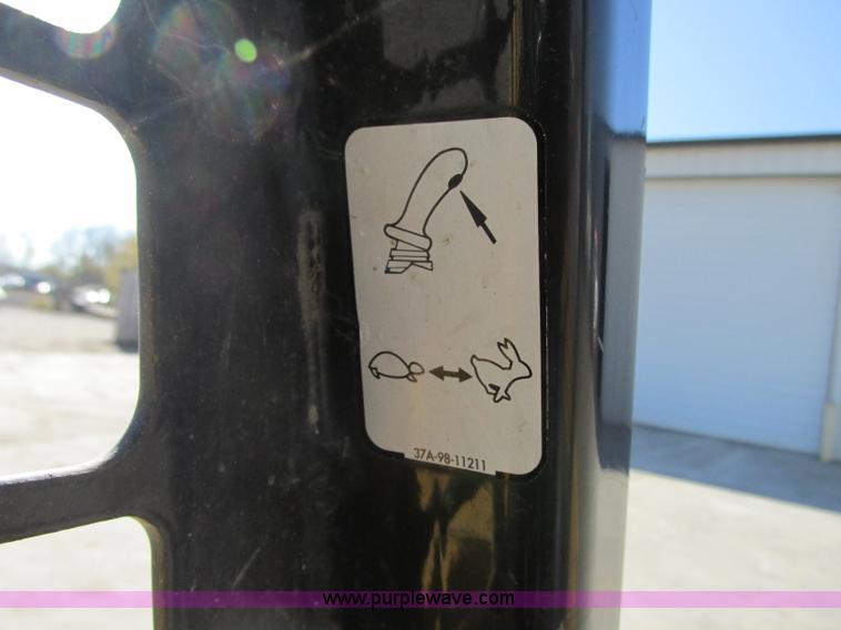 image for item J8737 2004 Komatsu SK820 skid steer