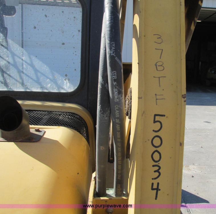 image for item J8737 2004 Komatsu SK820 skid steer