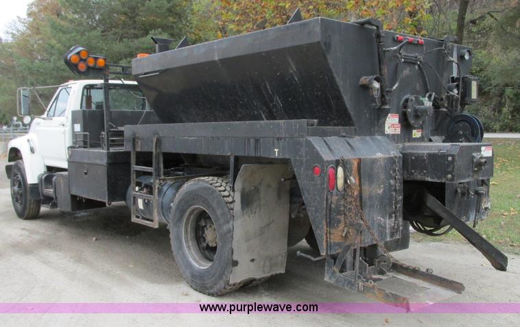 image for item J8738 1995 Ford F800 asphalt patch truck