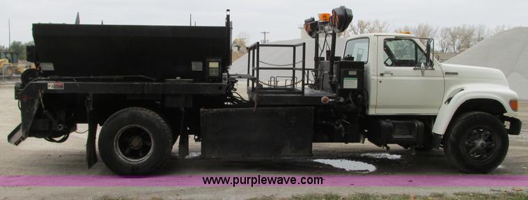 image for item J8738 1995 Ford F800 asphalt patch truck