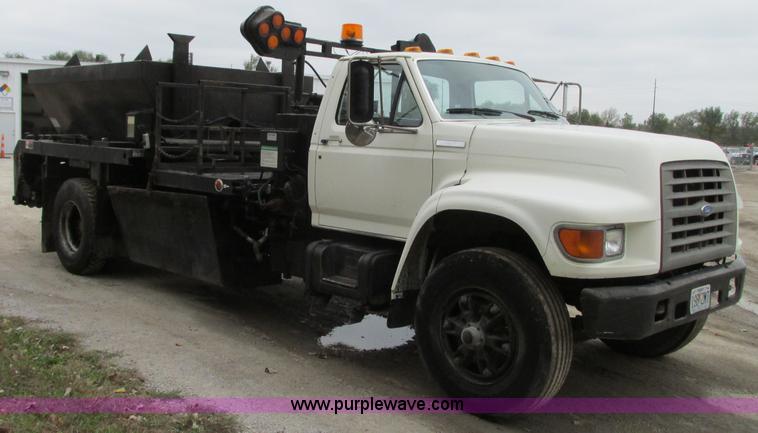 image for item J8738 1995 Ford F800 asphalt patch truck