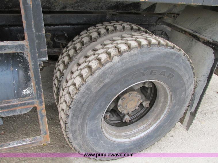 image for item J8738 1995 Ford F800 asphalt patch truck