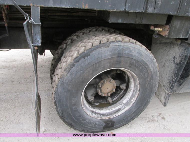 image for item J8738 1995 Ford F800 asphalt patch truck