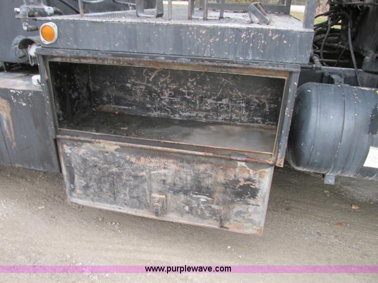 image for item J8738 1995 Ford F800 asphalt patch truck