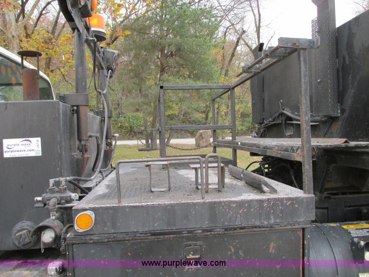 image for item J8738 1995 Ford F800 asphalt patch truck