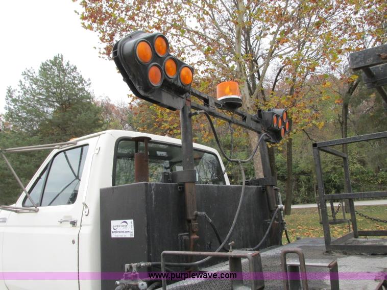 image for item J8738 1995 Ford F800 asphalt patch truck