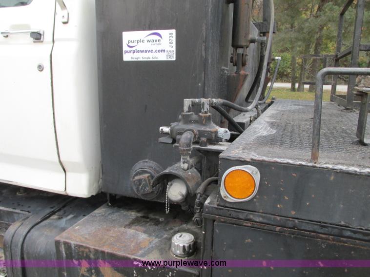 image for item J8738 1995 Ford F800 asphalt patch truck