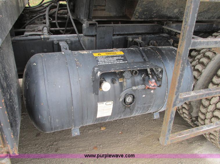 image for item J8738 1995 Ford F800 asphalt patch truck