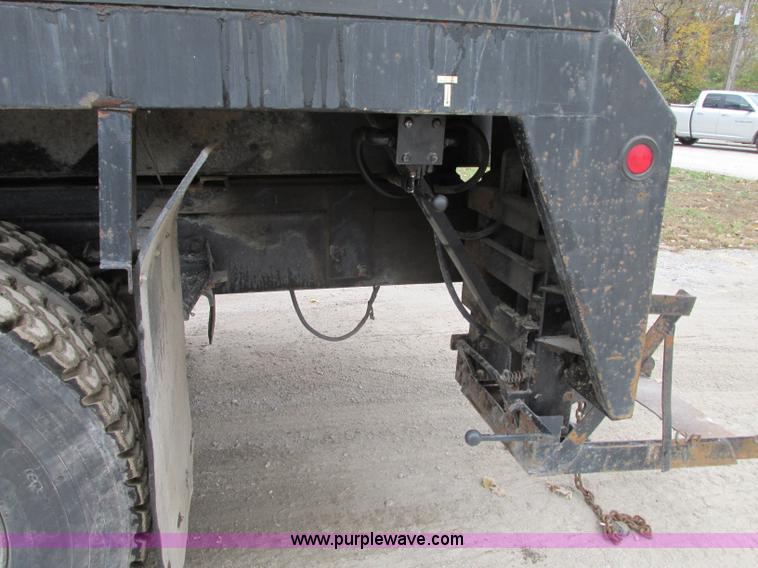 image for item J8738 1995 Ford F800 asphalt patch truck