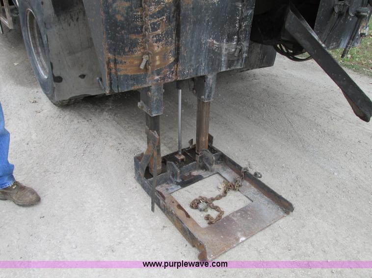 image for item J8738 1995 Ford F800 asphalt patch truck