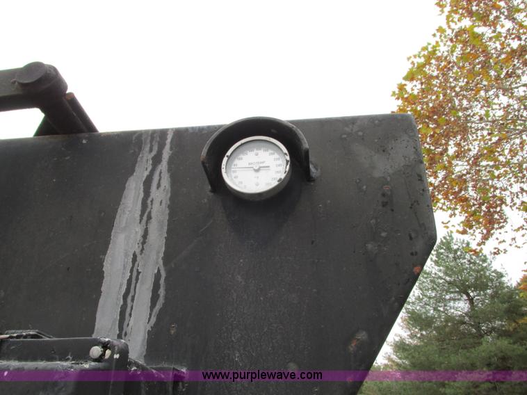 image for item J8738 1995 Ford F800 asphalt patch truck