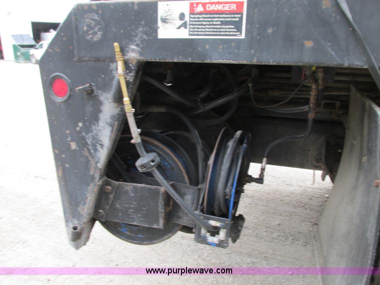 image for item J8738 1995 Ford F800 asphalt patch truck