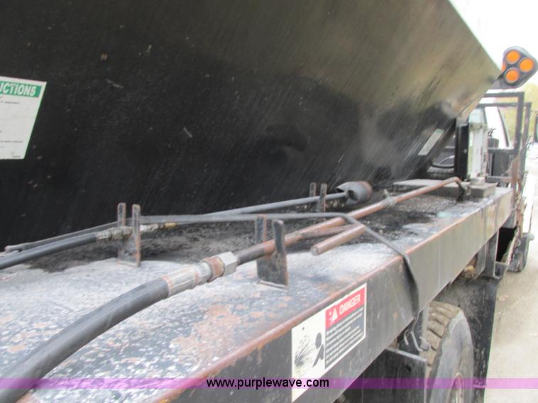 image for item J8738 1995 Ford F800 asphalt patch truck