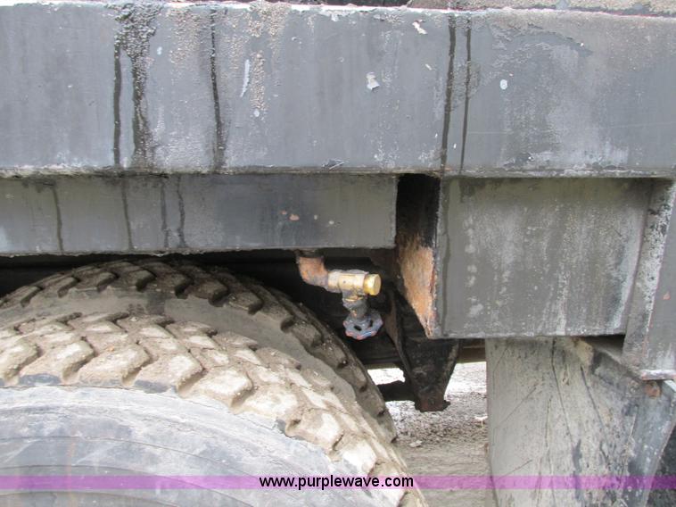 image for item J8738 1995 Ford F800 asphalt patch truck