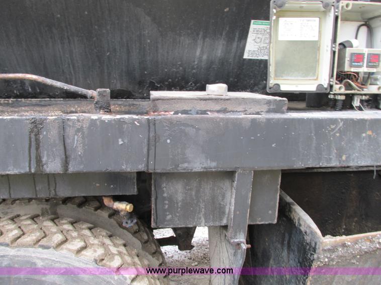 image for item J8738 1995 Ford F800 asphalt patch truck