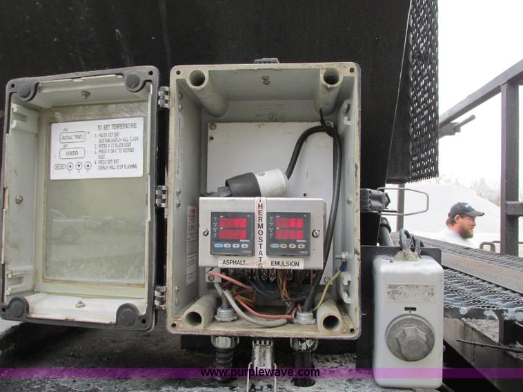 image for item J8738 1995 Ford F800 asphalt patch truck