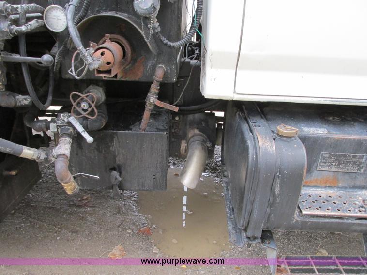 image for item J8738 1995 Ford F800 asphalt patch truck