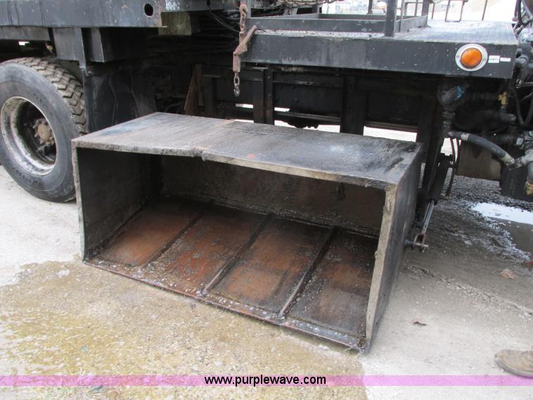 image for item J8738 1995 Ford F800 asphalt patch truck