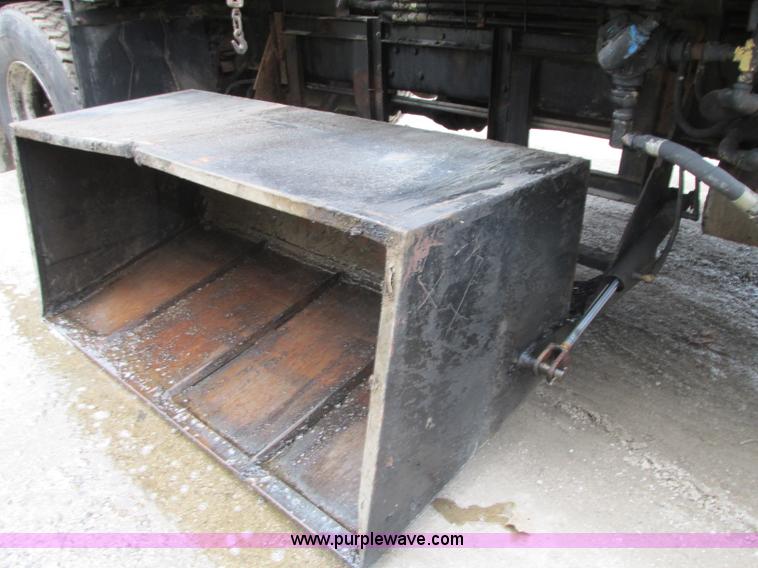 image for item J8738 1995 Ford F800 asphalt patch truck