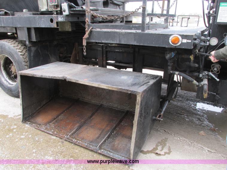 image for item J8738 1995 Ford F800 asphalt patch truck