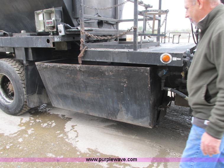 image for item J8738 1995 Ford F800 asphalt patch truck