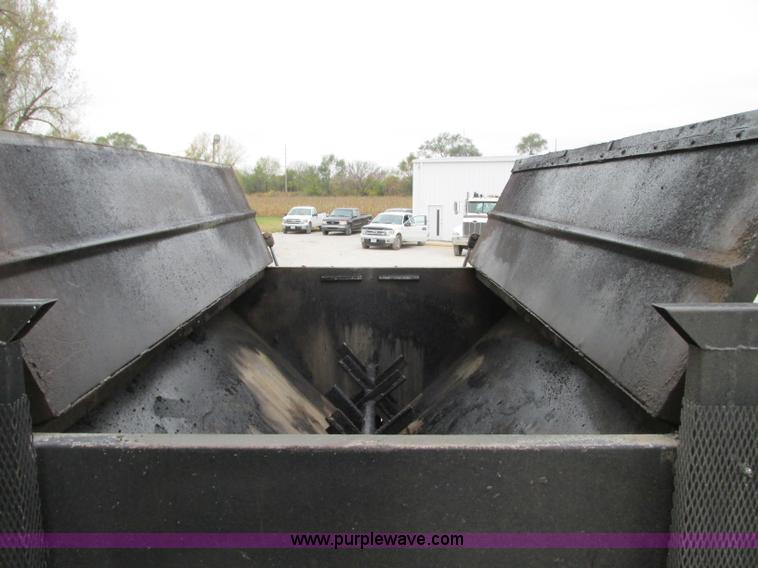 image for item J8738 1995 Ford F800 asphalt patch truck