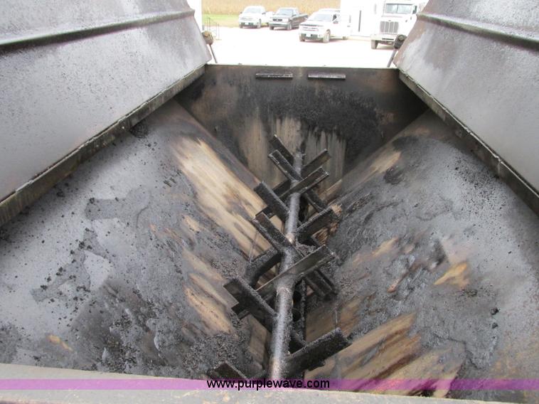 image for item J8738 1995 Ford F800 asphalt patch truck