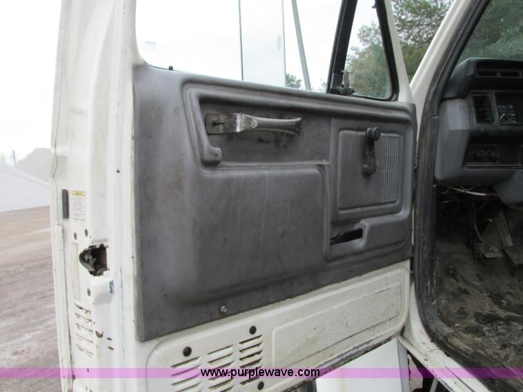 image for item J8738 1995 Ford F800 asphalt patch truck
