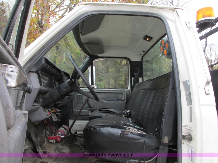 image for item J8738 1995 Ford F800 asphalt patch truck