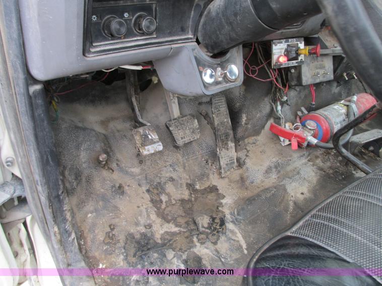 image for item J8738 1995 Ford F800 asphalt patch truck