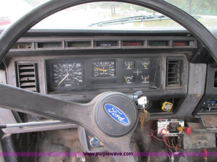 image for item J8738 1995 Ford F800 asphalt patch truck