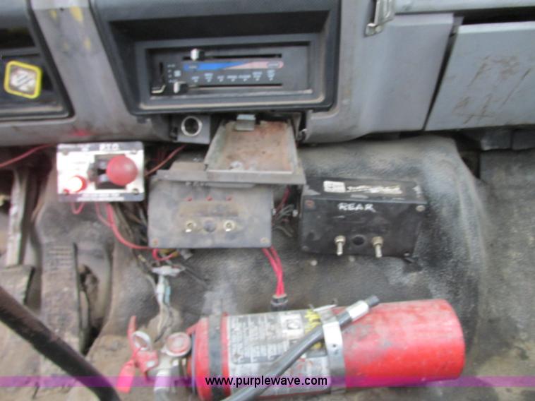 image for item J8738 1995 Ford F800 asphalt patch truck