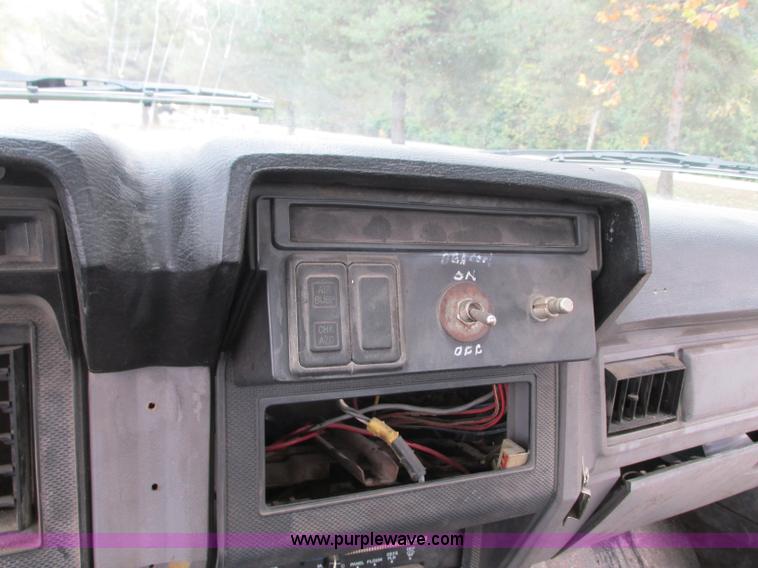 image for item J8738 1995 Ford F800 asphalt patch truck