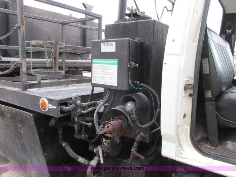 image for item J8738 1995 Ford F800 asphalt patch truck