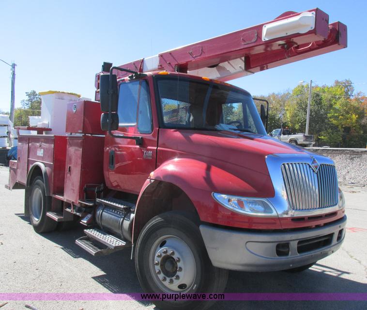 image for item K2211 2005 International DuraStar 4400 bucket truck