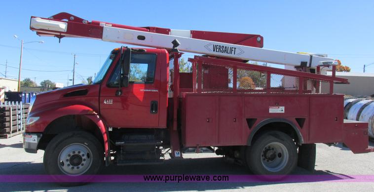 image for item K2211 2005 International DuraStar 4400 bucket truck