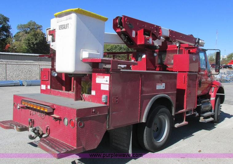 image for item K2211 2005 International DuraStar 4400 bucket truck